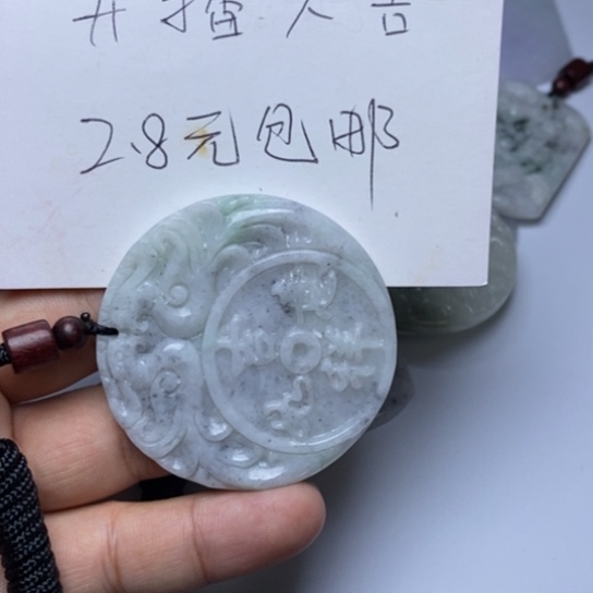 不***人翡翠未镶嵌颈饰翡翠