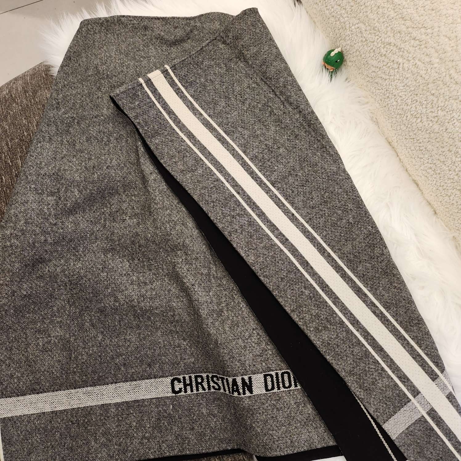 99新 DIOR/迪奥 Y3199  灰色条纹标语字母logo羊毛斗蓬大衣 s码 