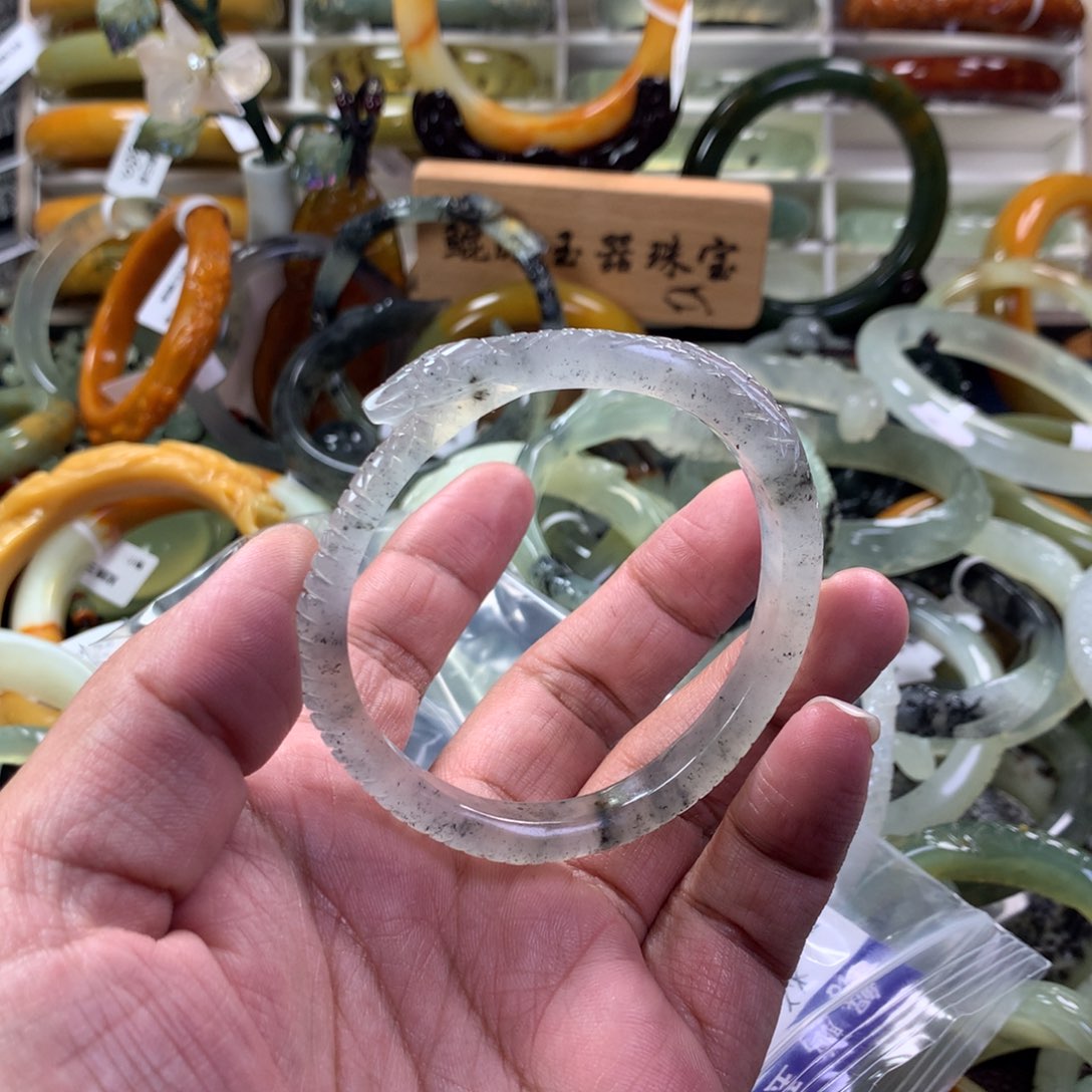 蛇纹石玉手镯未镶嵌