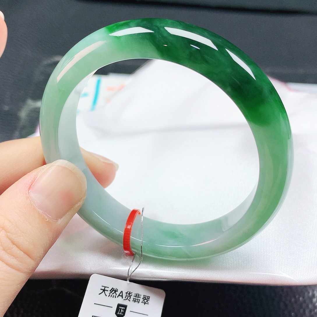 翡翠手镯未镶嵌54圈