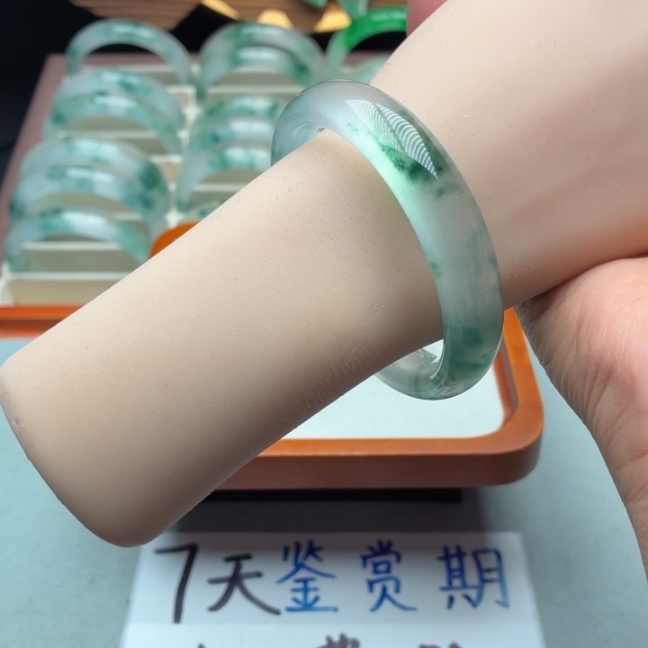 用***5石英质玉未镶嵌手镯