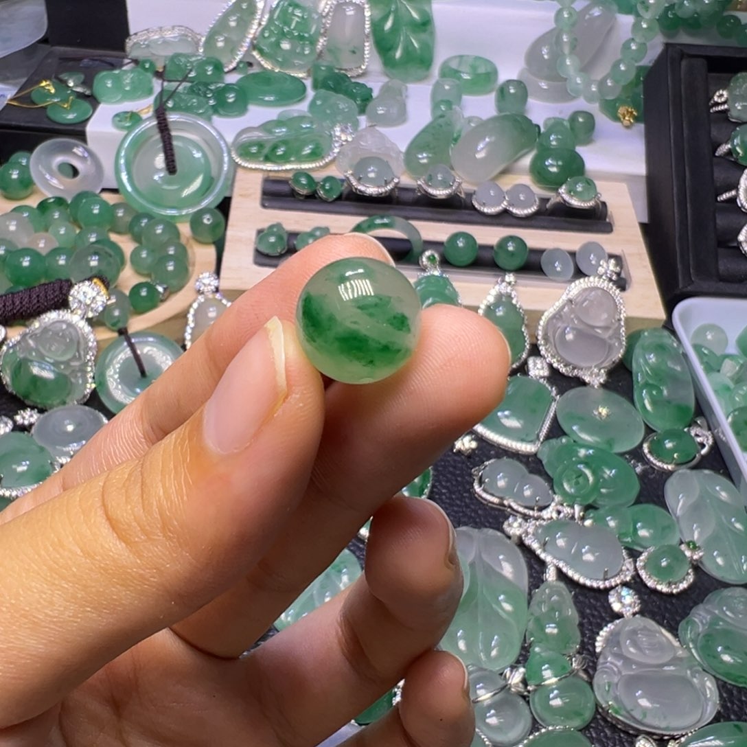 石英质玉（非洲翠）未镶嵌颈饰