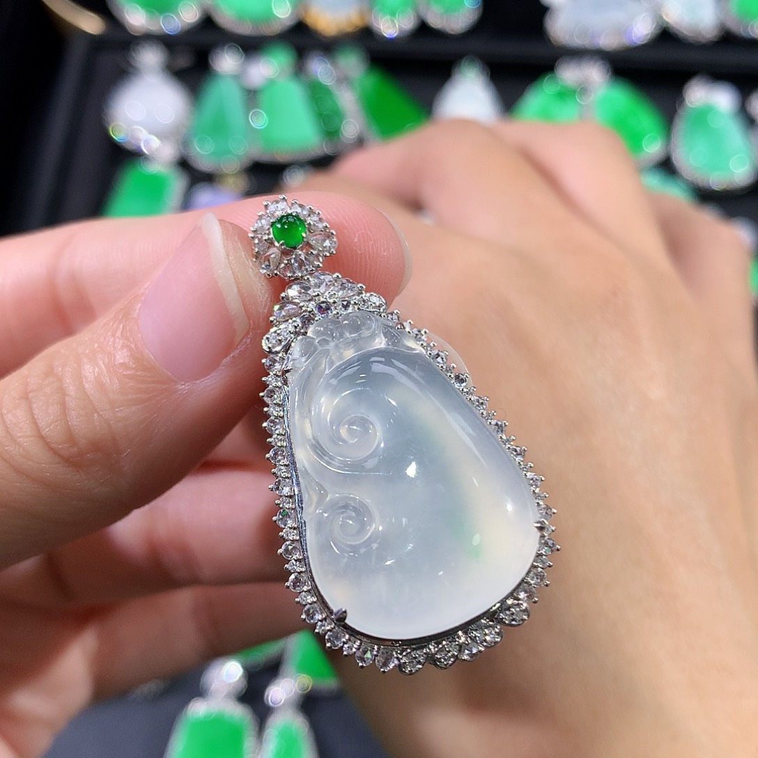 翡翠18K金镶嵌颈饰