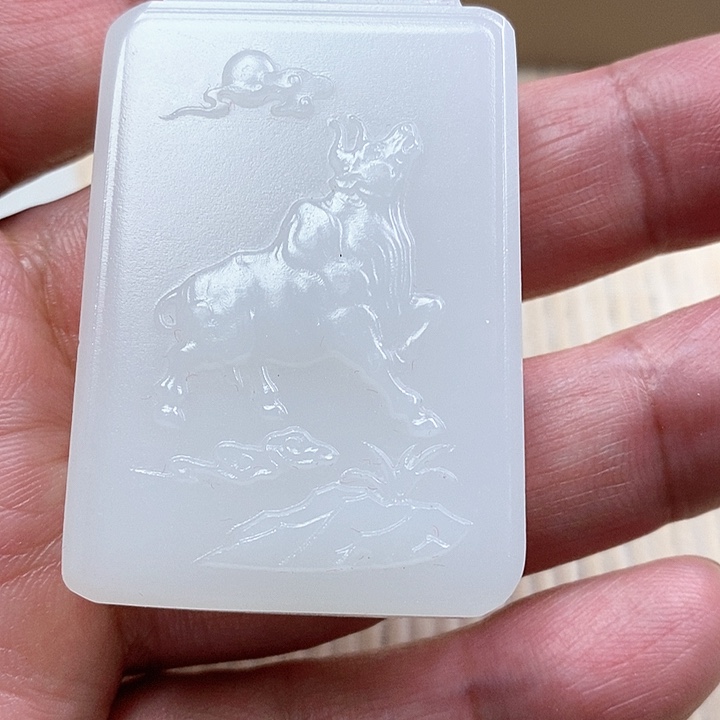 和田玉（糖玉）颈饰未镶嵌牛