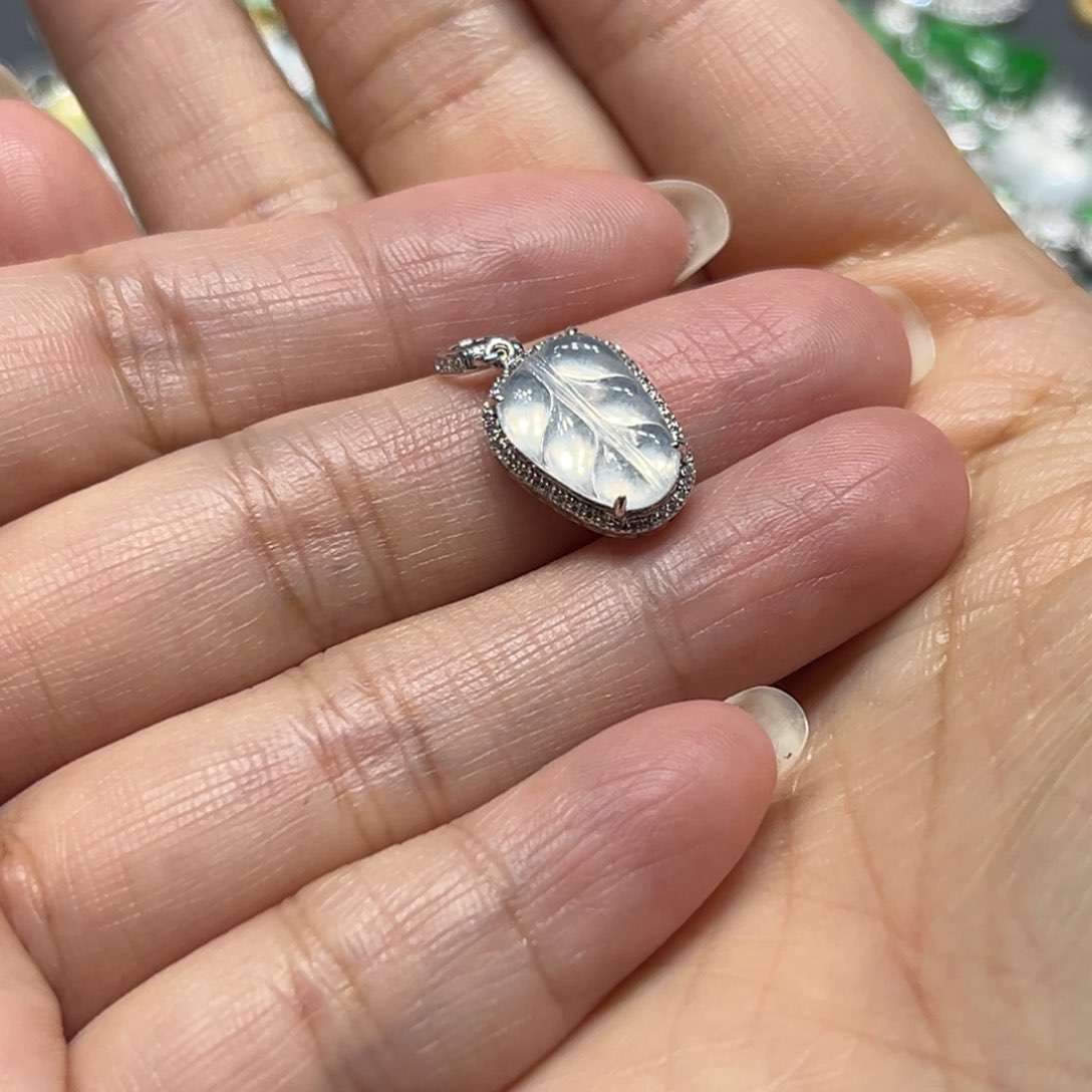 翡翠颈饰18K金镶嵌龙****肌吊坠