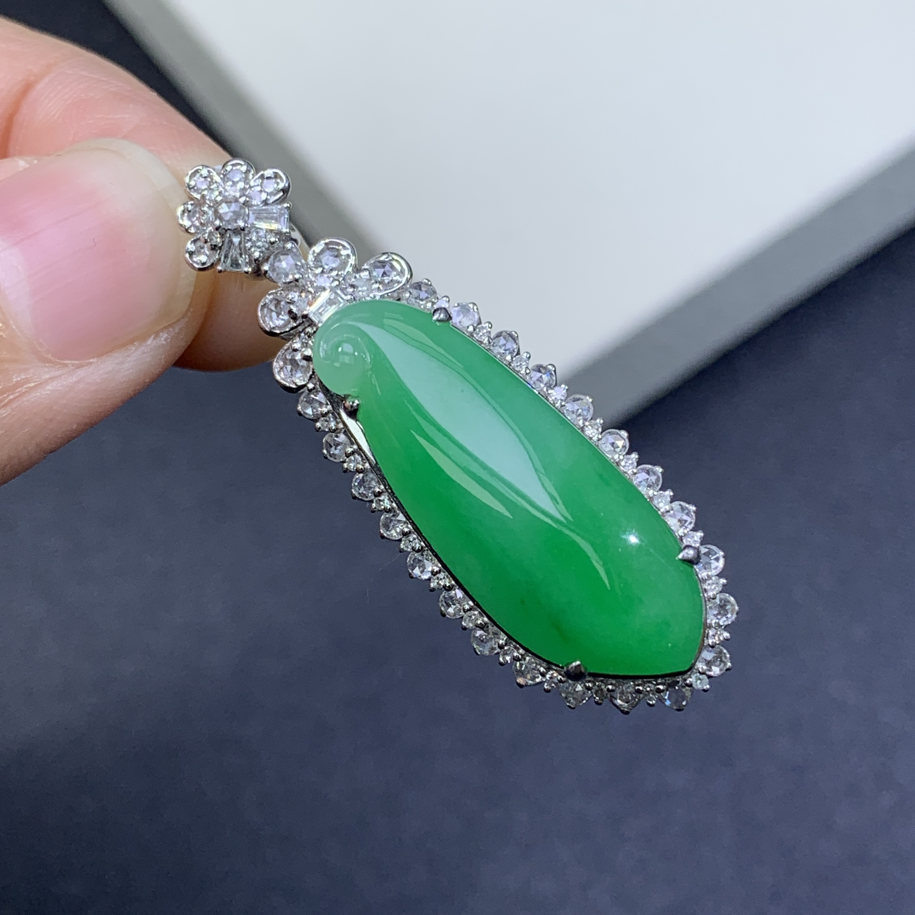 新品推荐·18k金冰种起胶阳绿福瓜翡翠玉石缅A吊坠气质满绿