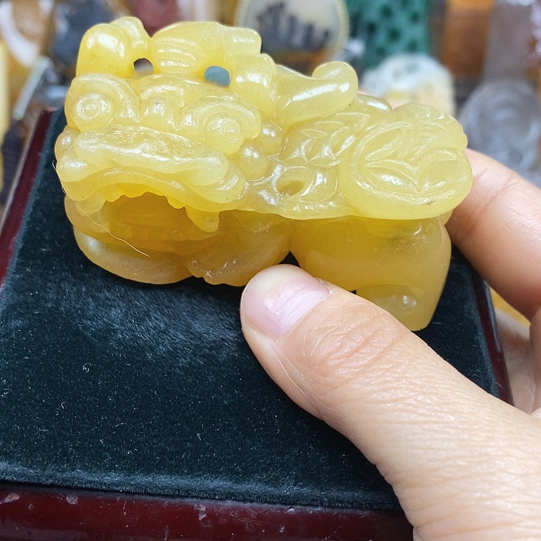 石英质玉（黄龙玉）未镶嵌颈饰