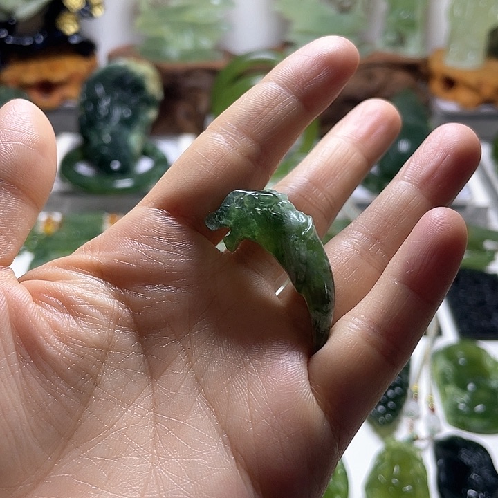 蛇纹石玉颈饰未镶嵌