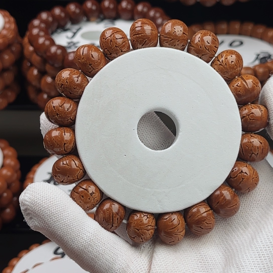 鹏***哥手串桃核树王红魔算盘珠