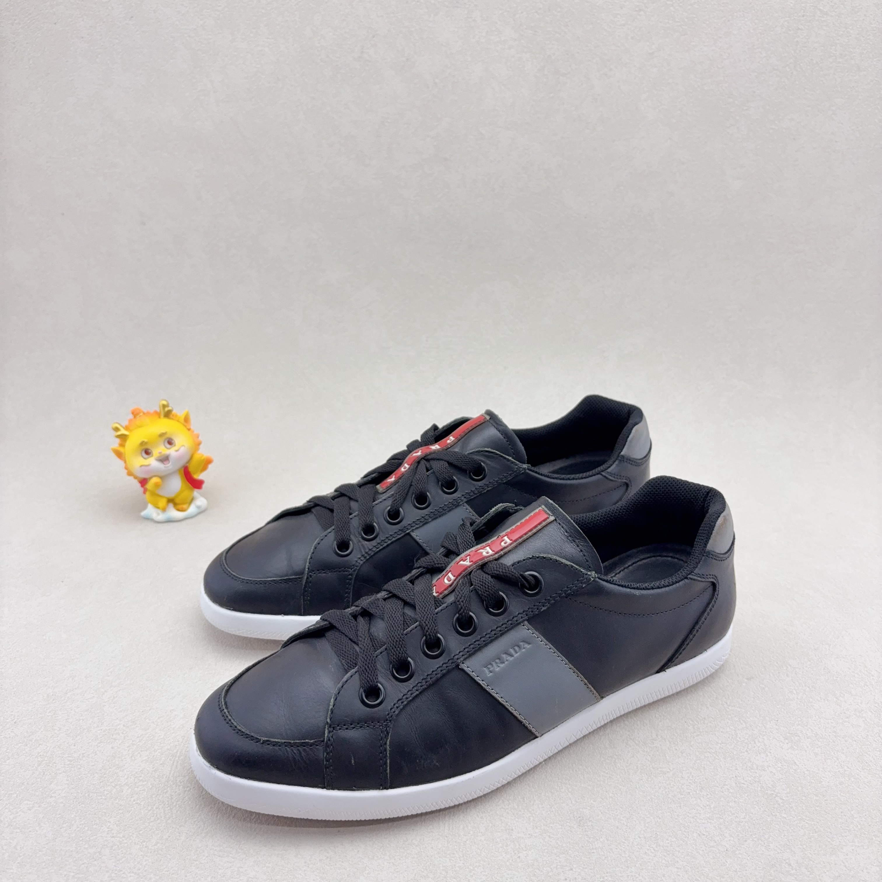 95新 Prada/普拉达 42码/经典大Logo红标 黑灰拼色 时尚休闲板鞋