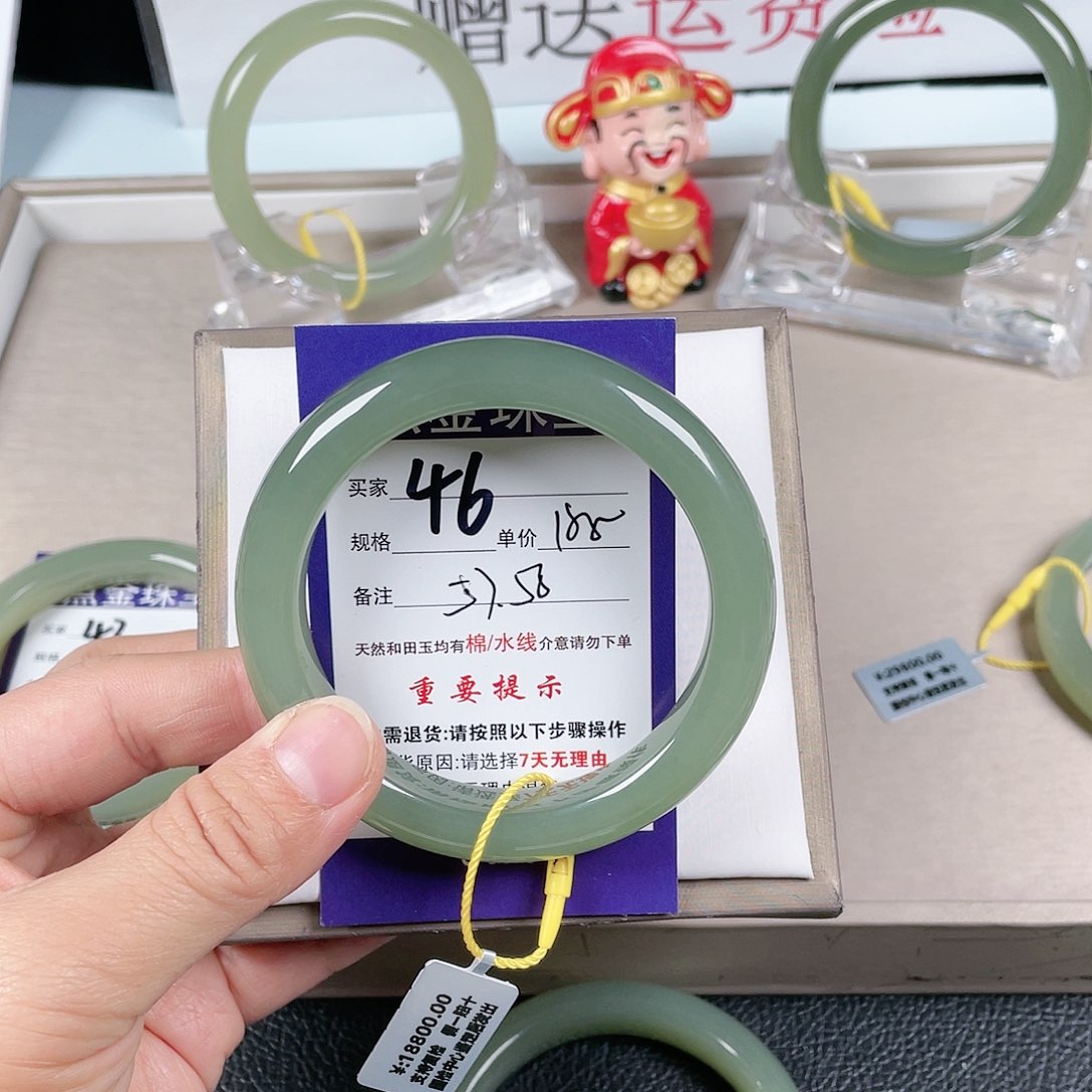 和田玉手镯未镶嵌