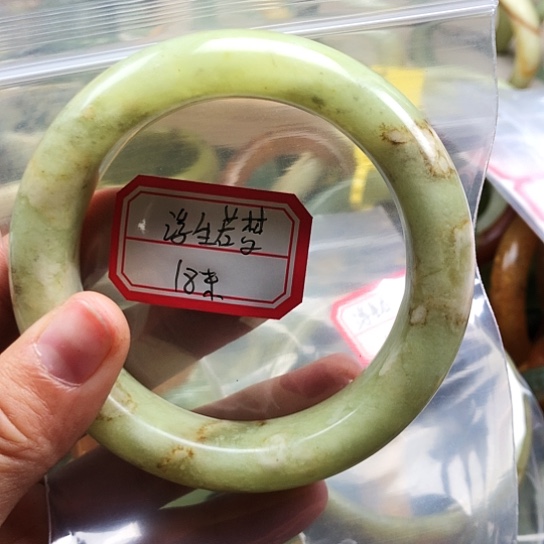 蛇纹石玉手镯未镶嵌浮**梦