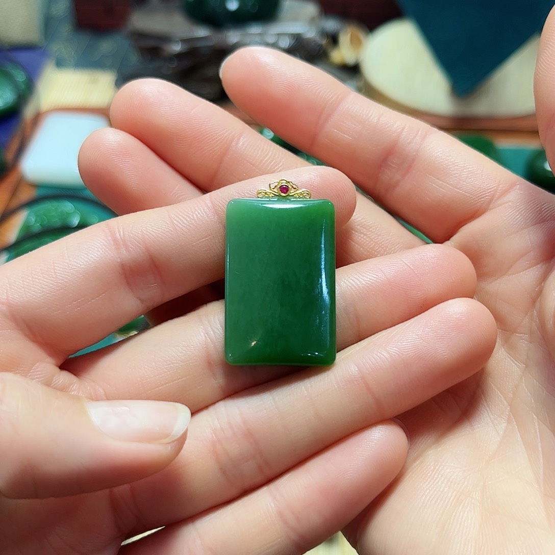 和田玉吊坠18K金镶嵌