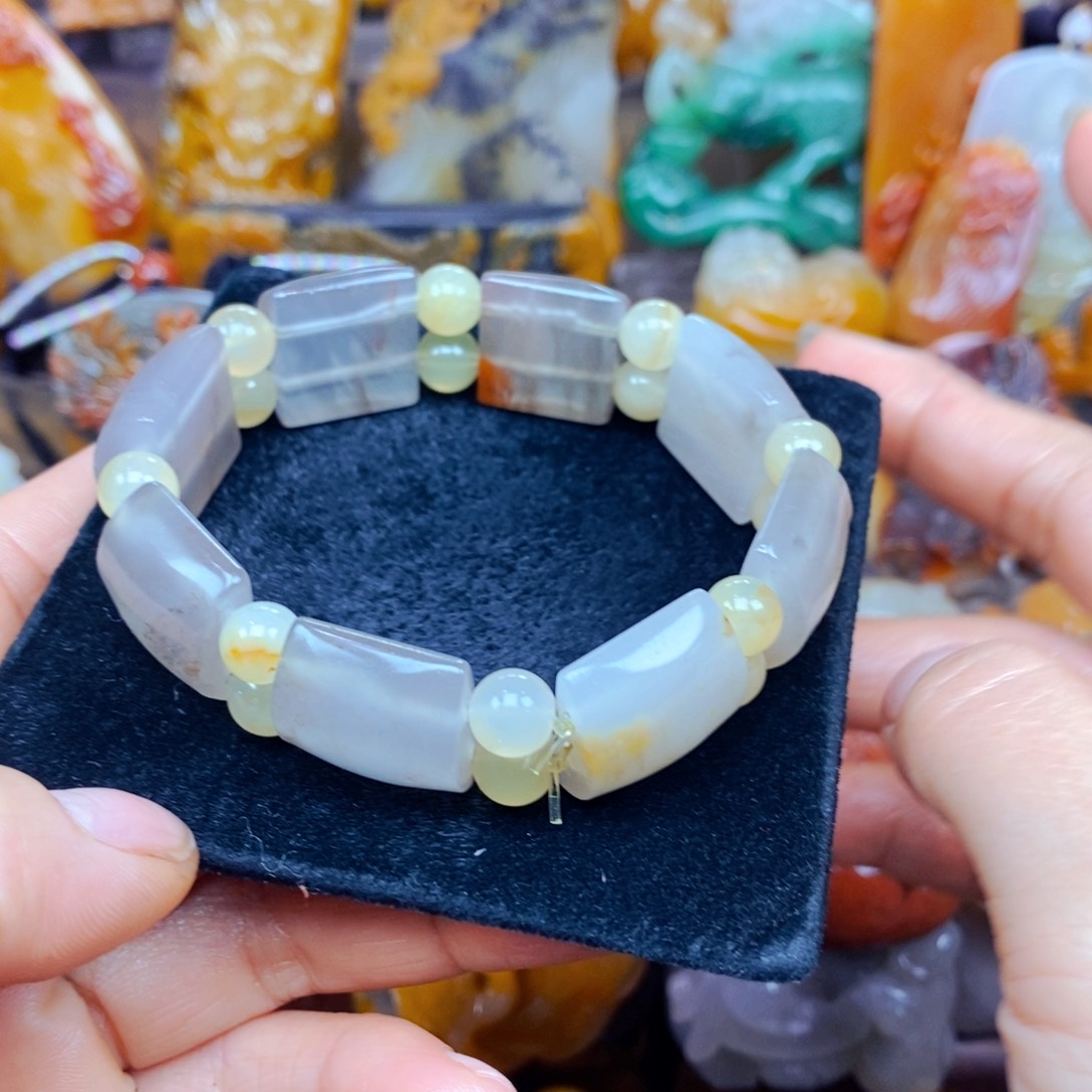 未镶嵌石英质玉（黄龙玉）颈饰