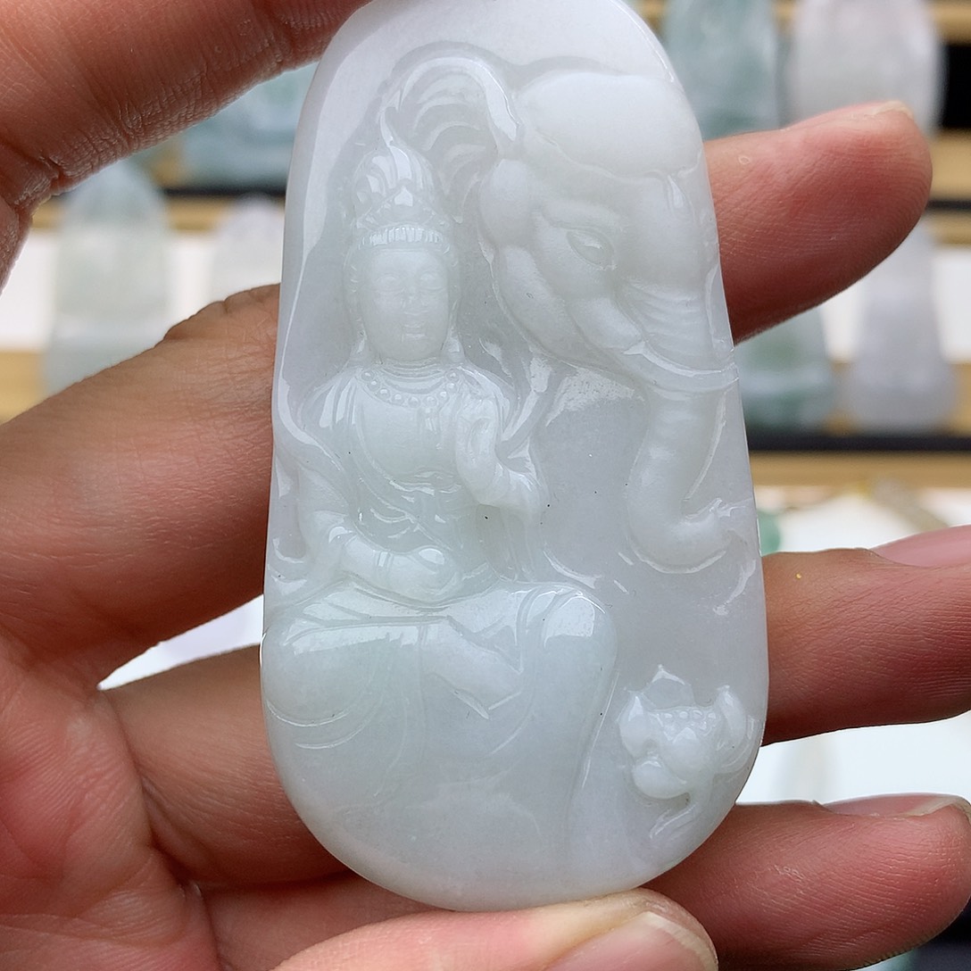 翡翠未镶嵌颈饰普贤菩萨