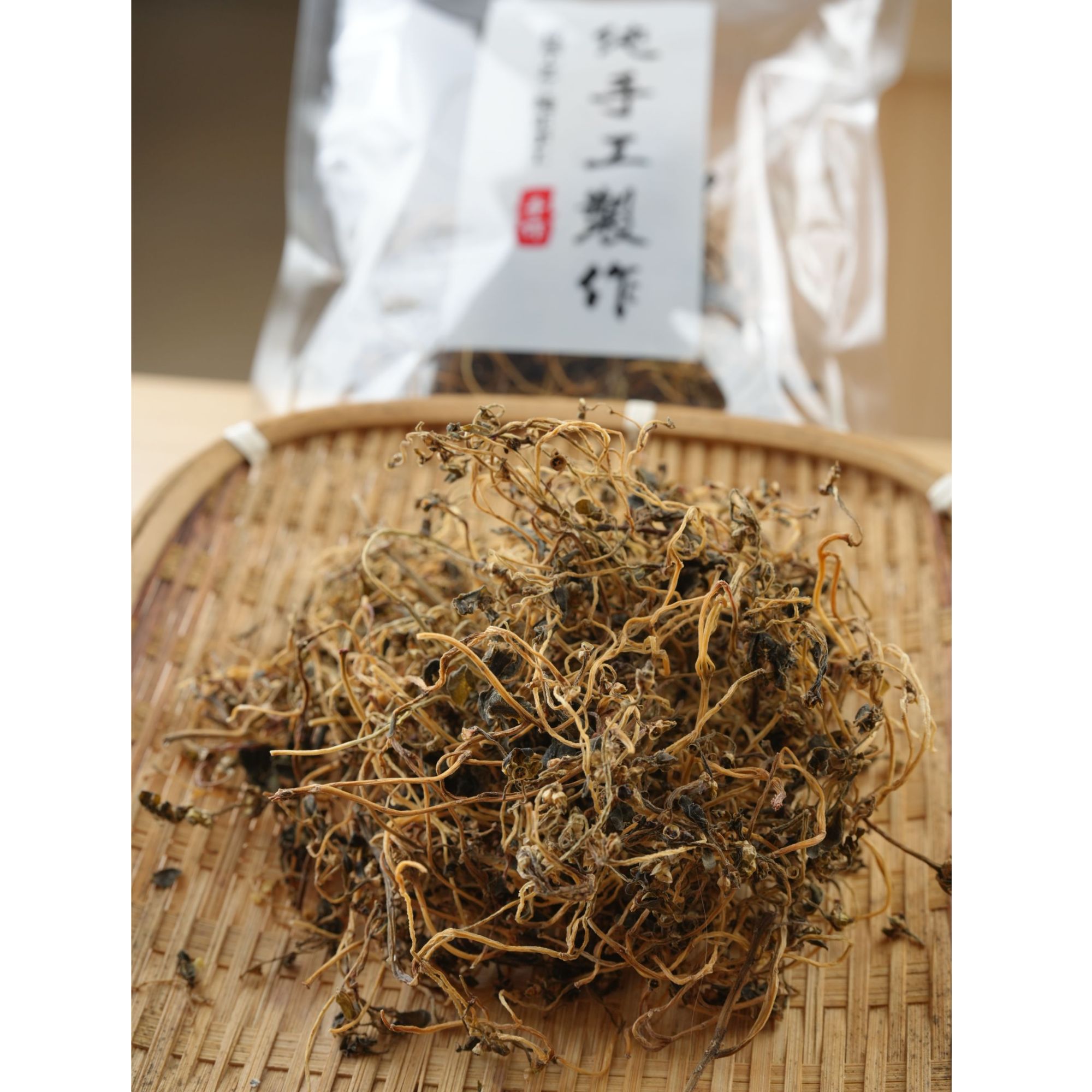 农户马齿苋手工晾晒