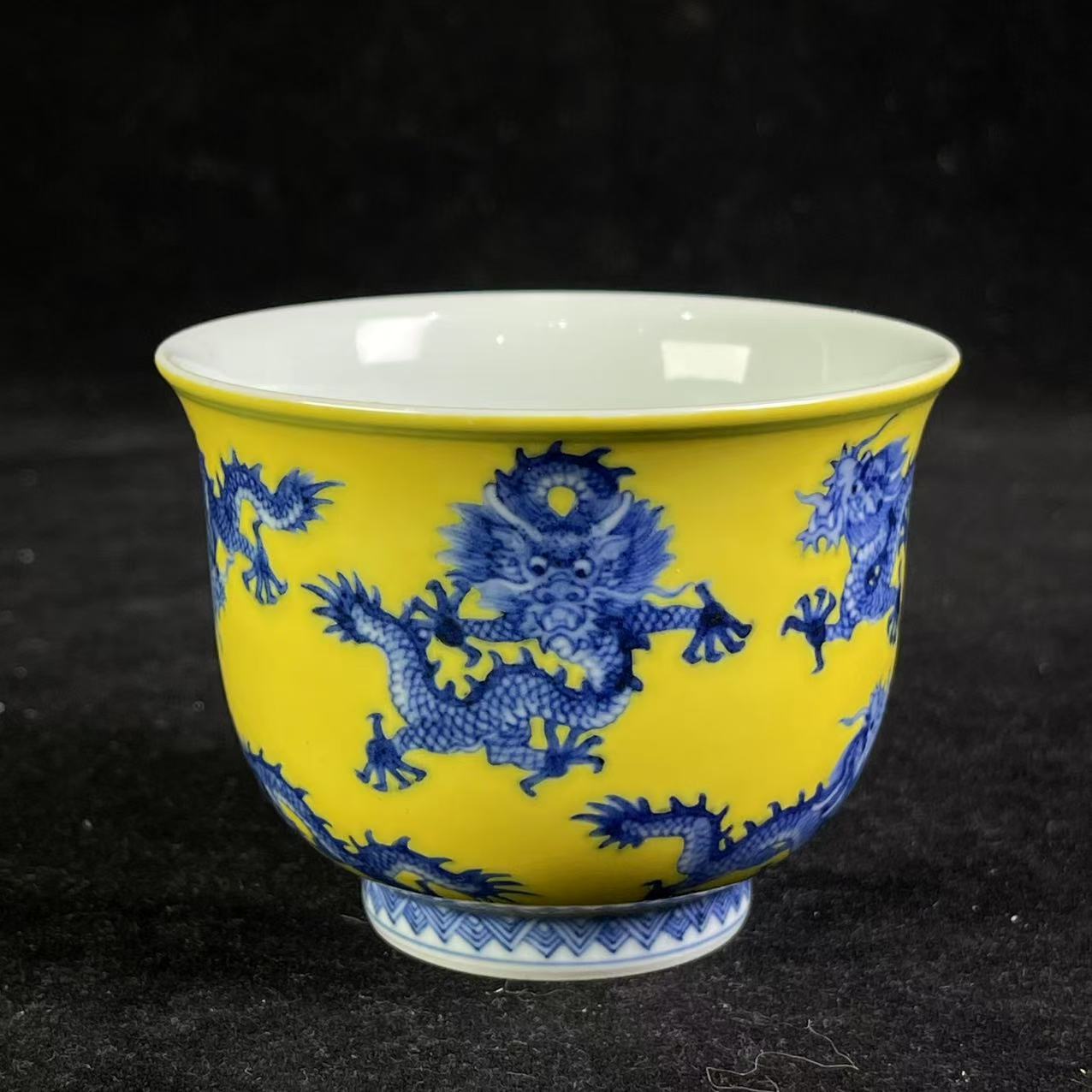 Y黄地青花九龙纹杯