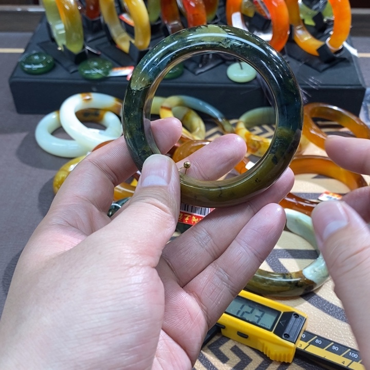 透闪石-蛇纹石玉未镶嵌手镯