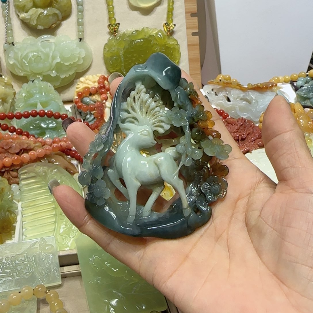 未镶嵌蛇纹石玉吊坠楠*