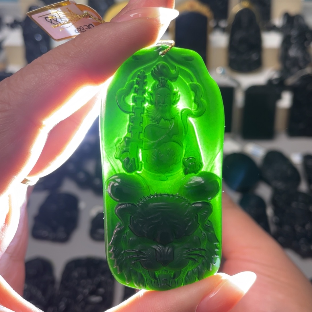 未镶嵌蛇纹石玉吊坠