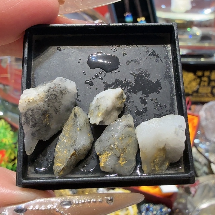 开4.6g聚金阁天然明金矿标