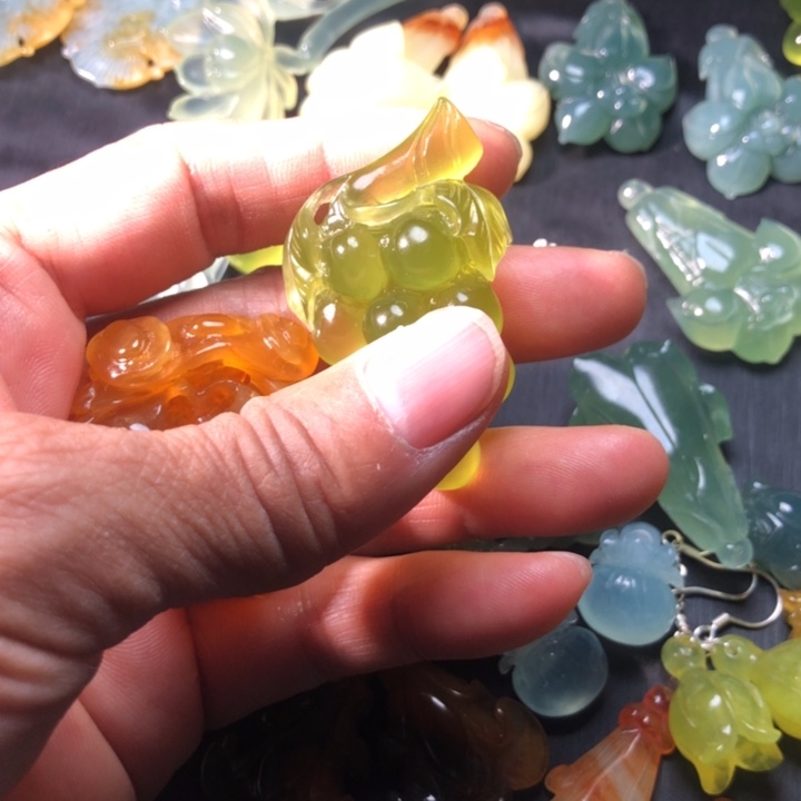 故***渊蛇纹石玉未镶嵌耳坠