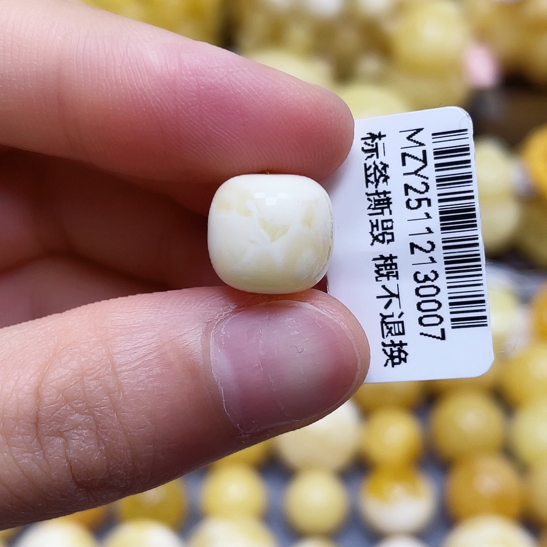 蜜蜡未镶嵌裸石11.5*10.5mm.瑕