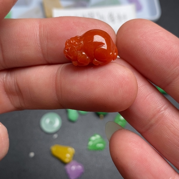 艾***仔翡翠未镶嵌颈饰挂件