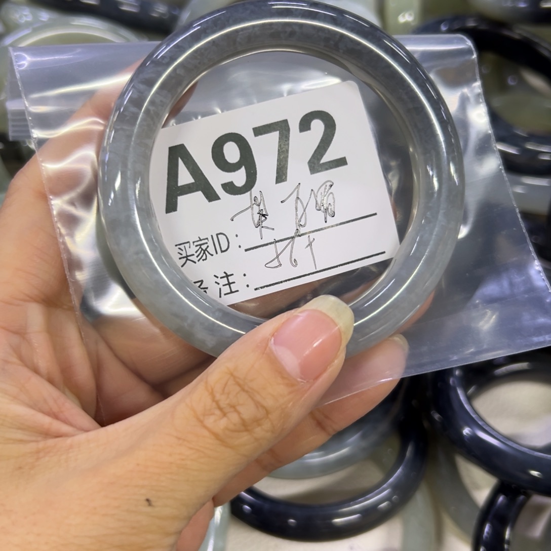 一***媚蛇纹石玉未镶嵌手镯