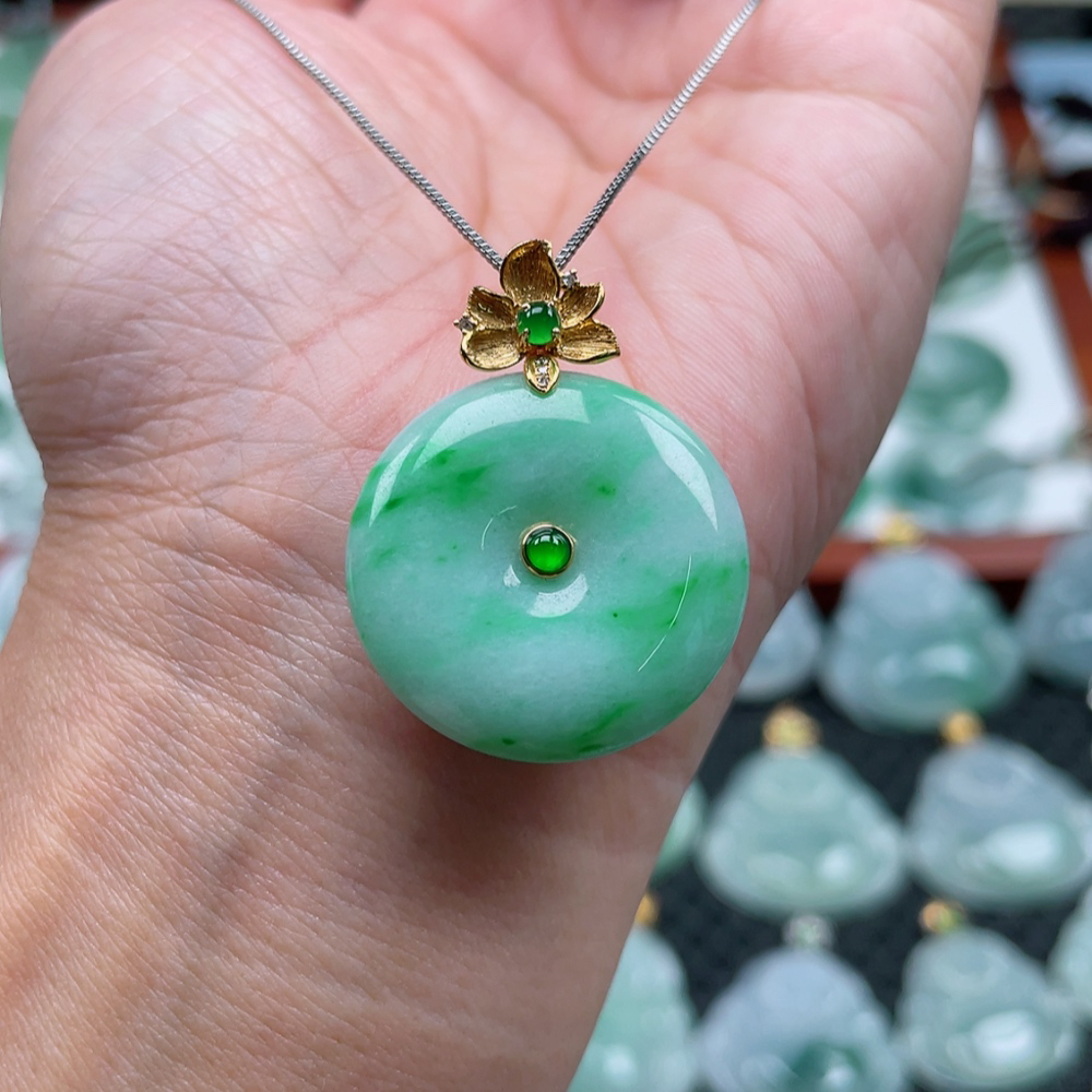 翡翠A货 18k金镶嵌白底飘阳绿平安扣吊坠（尺寸24.8*6.0）