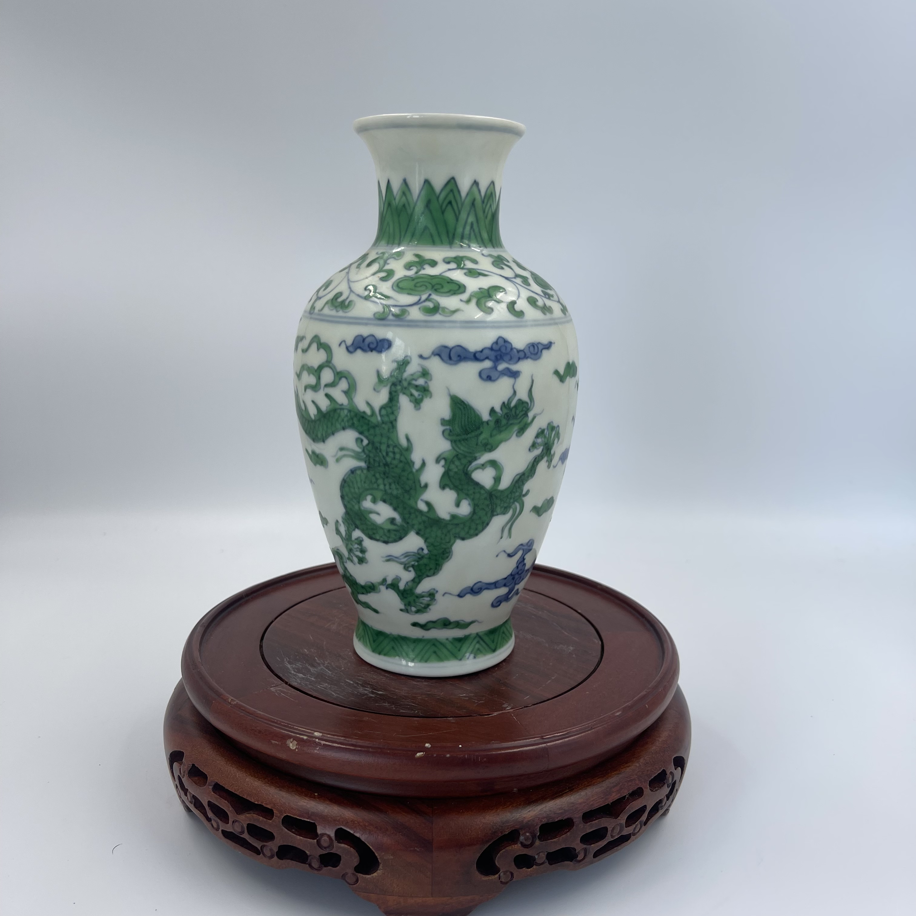 青花斗彩龙纹赏瓶   高19公分 口径5.5公分 全品  