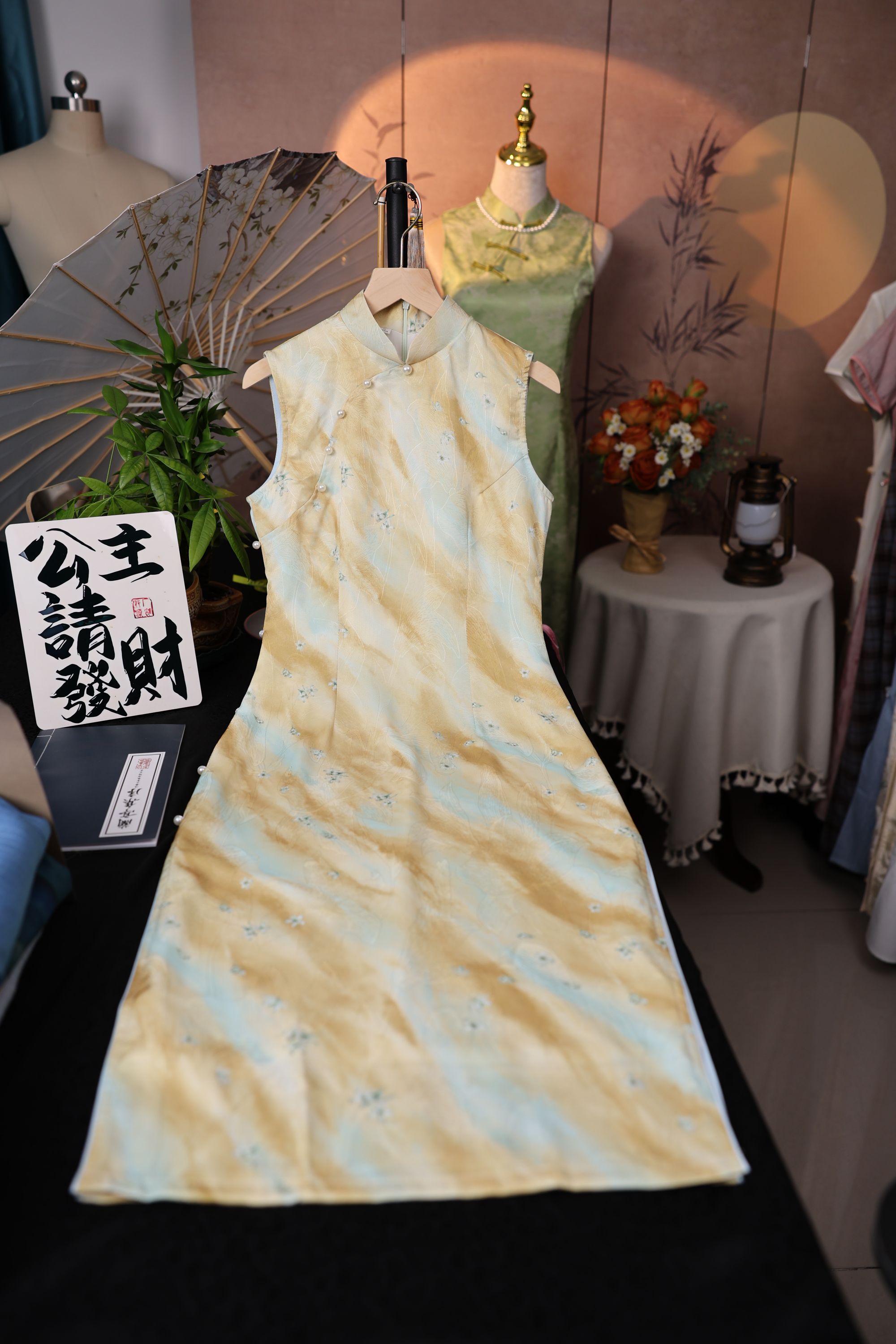 黄色无袖修身气质旗袍115cm大百合提花