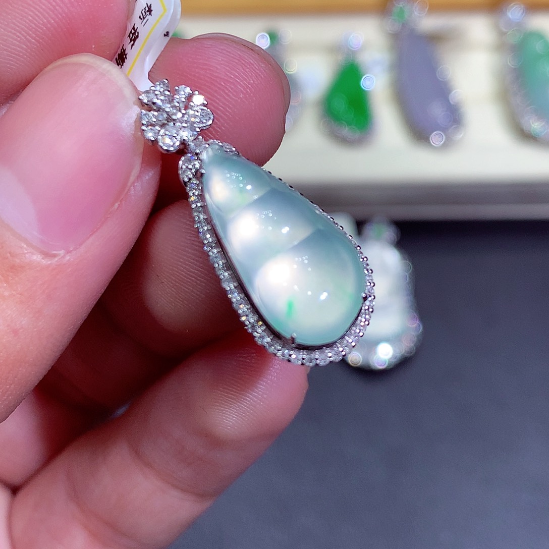 翡翠吊坠(不含链)18K金镶嵌