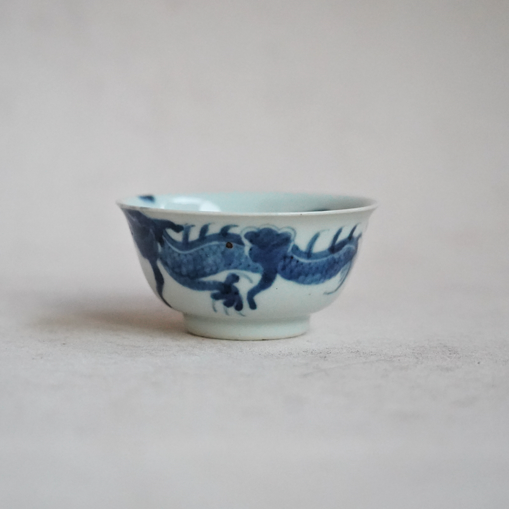 文华藏珍第228期拍品 9 雍正 青花过墙龙纹玉璧底茶盏
