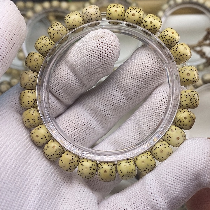 星月菩提手串鸡油黄石玉料