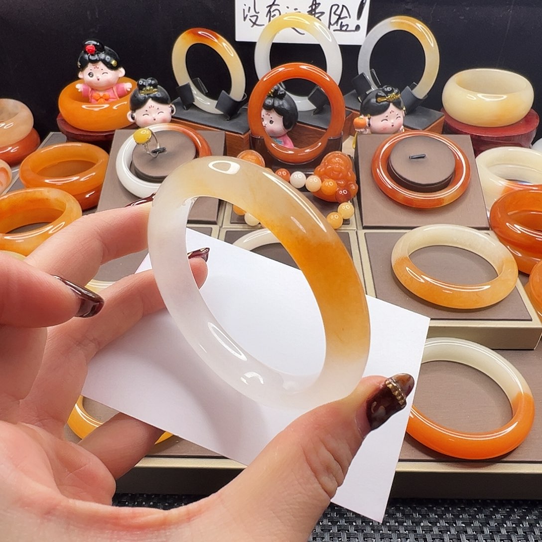 酒***酒石英质玉（黄龙玉）未镶嵌手镯