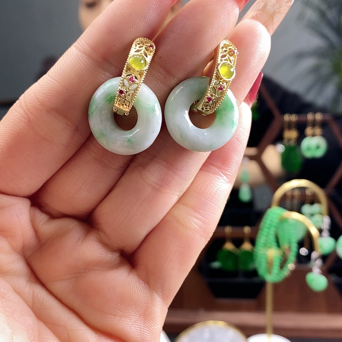 翡翠耳饰未镶嵌翡翠