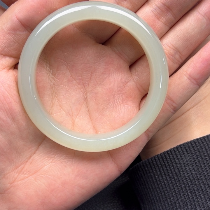 和田玉手镯未镶嵌多样性怕一发一