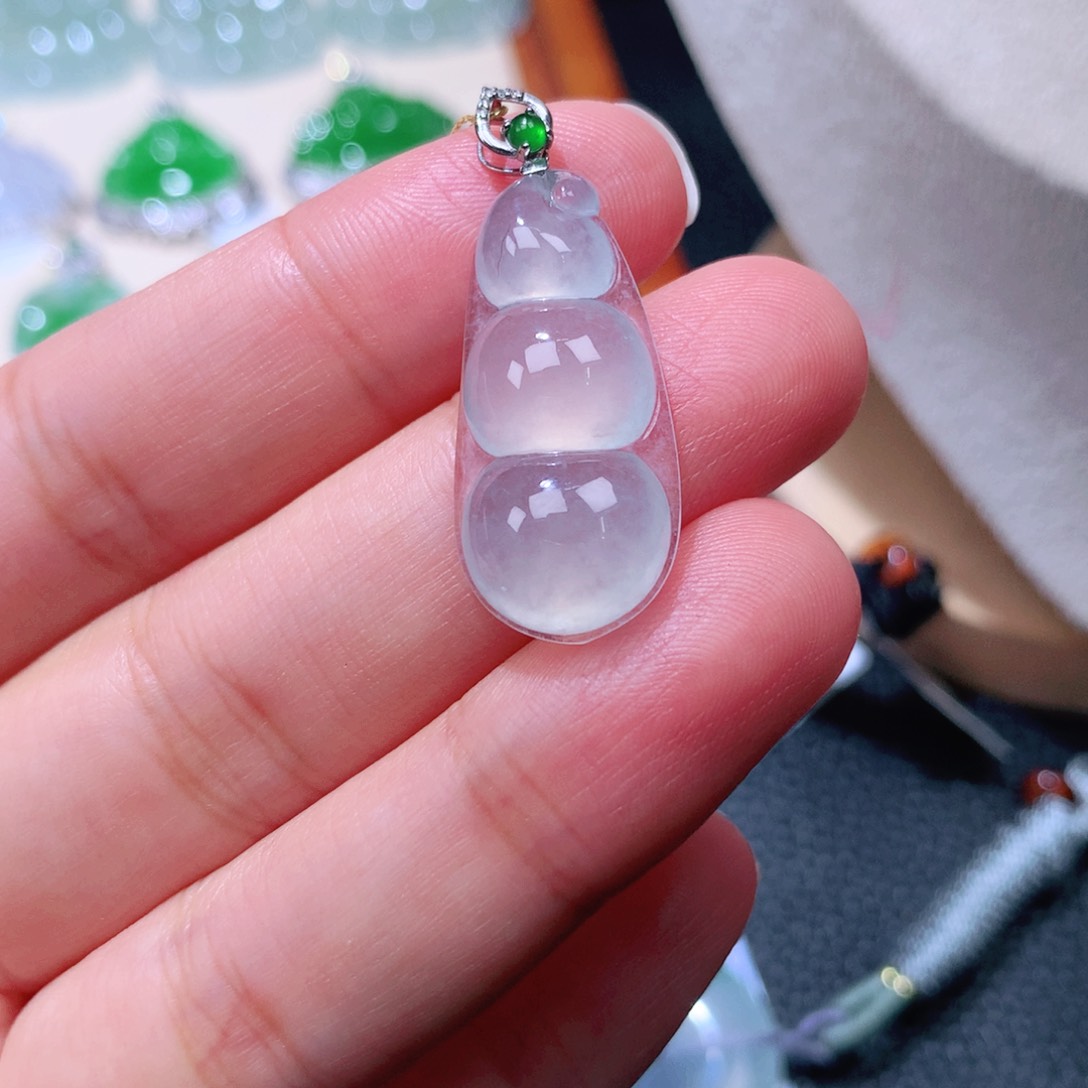 颈饰18K金镶嵌翡翠福豆