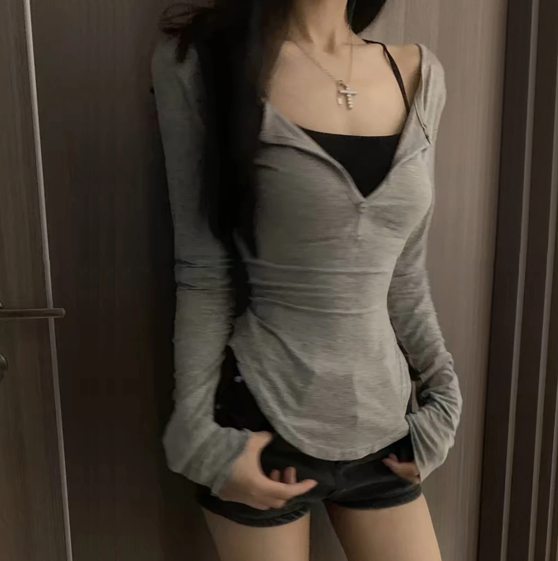 【发货超快】韩漫身材秋季新款V领纯欲超显身材辣妹性感修身上衣女