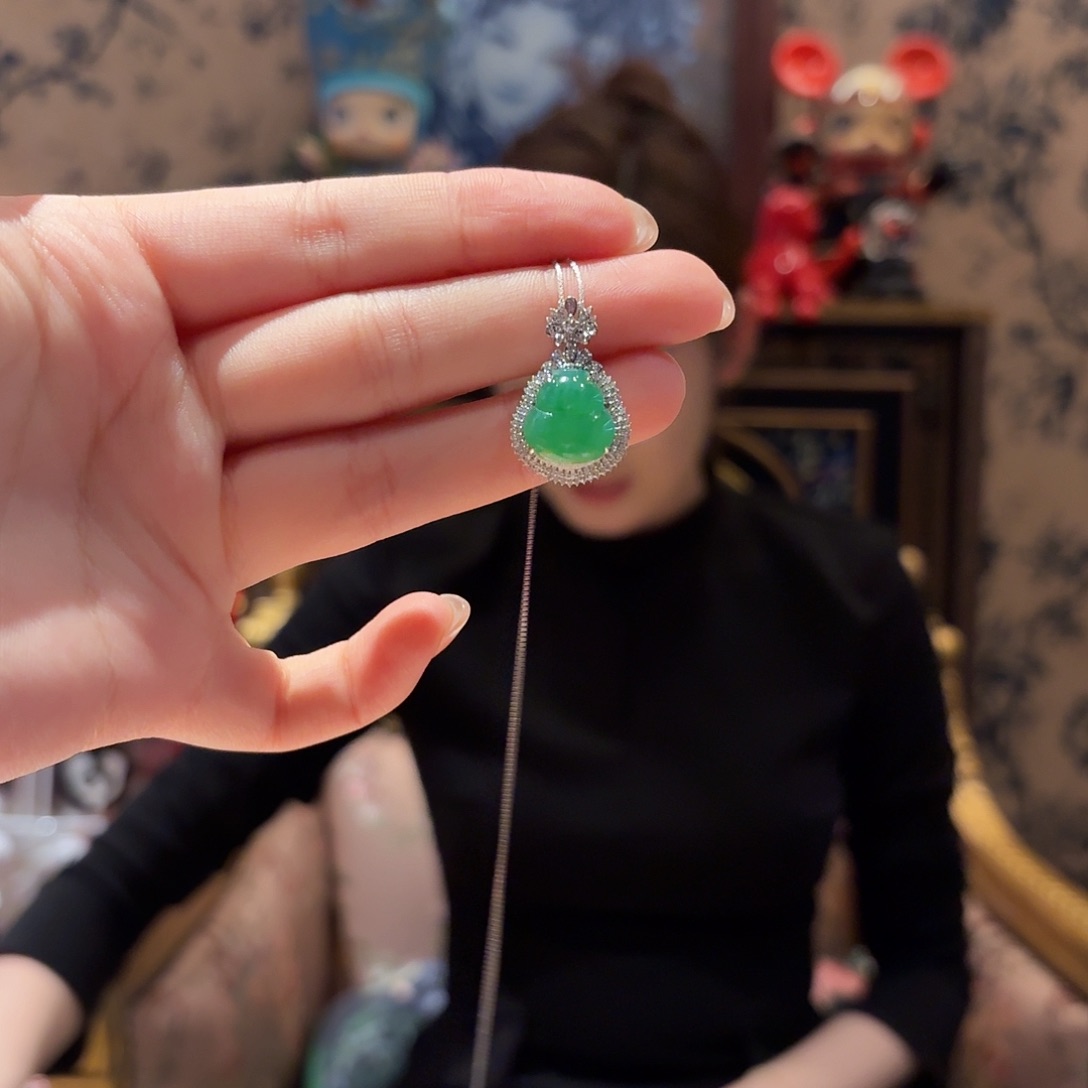 翡翠吊坠(赠链)18K金镶嵌