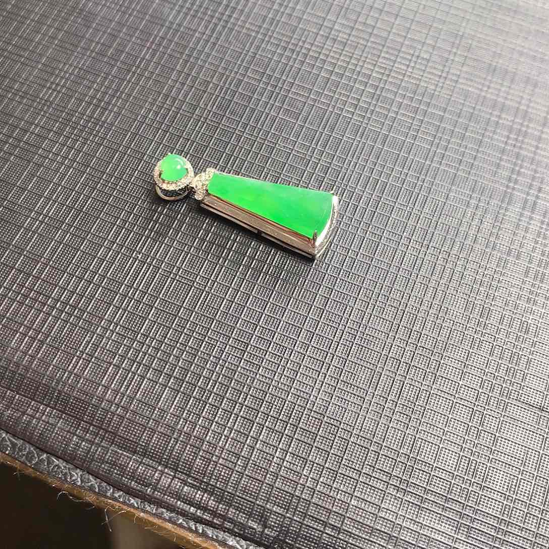 翡翠颈饰18K金镶嵌翡翠