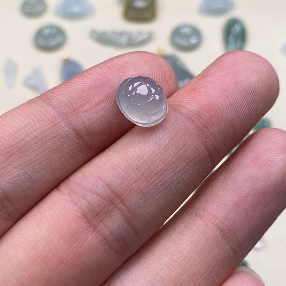 翡翠未镶嵌颈饰富甲一方