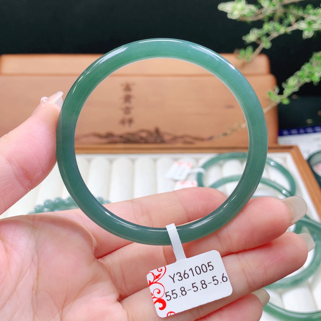 翡翠手镯未镶嵌天然