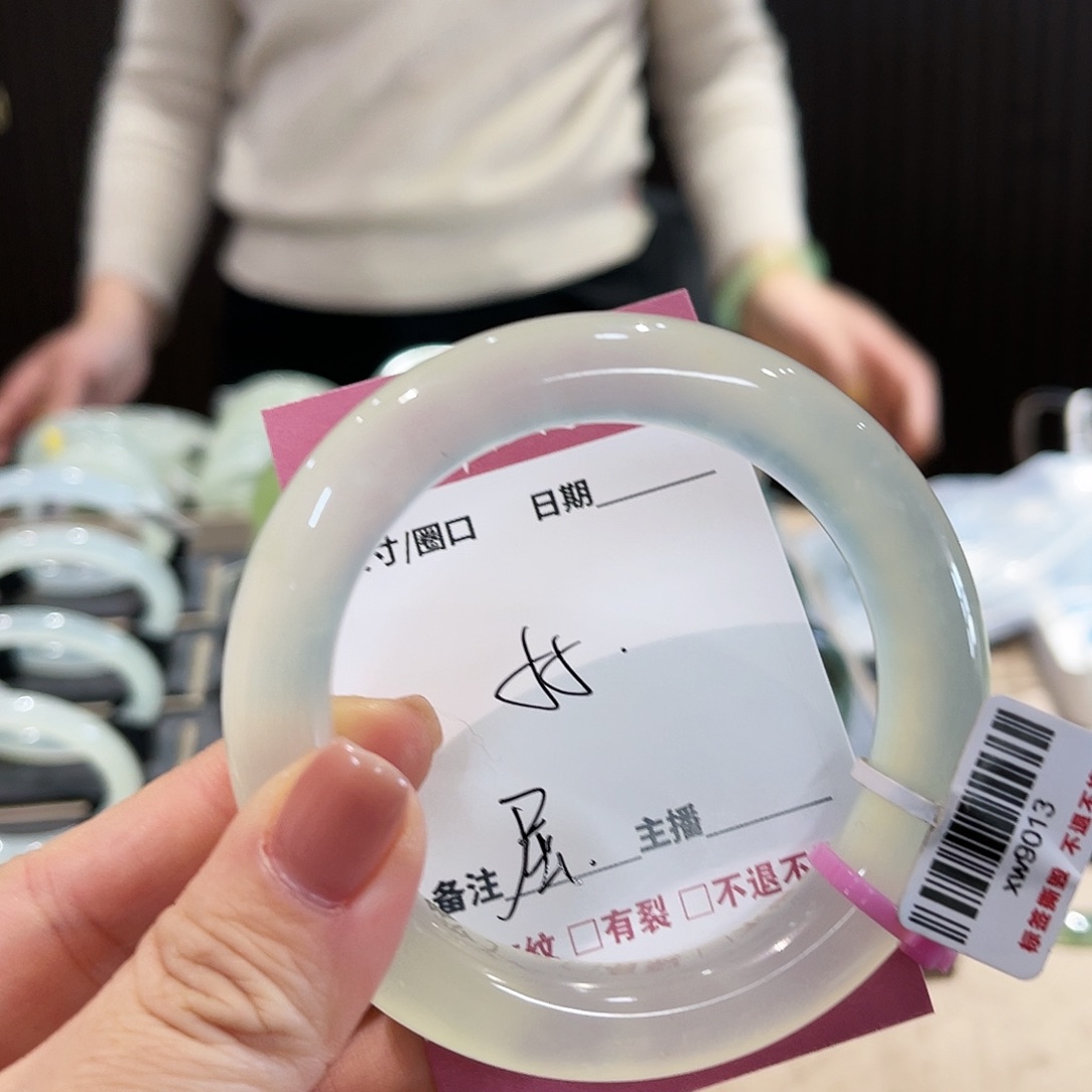 蛇纹石玉手镯未镶嵌屈***干