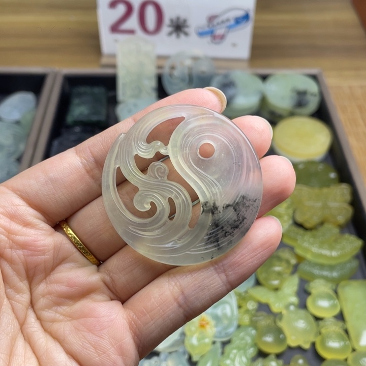 惬***意蛇纹石玉未镶嵌颈饰