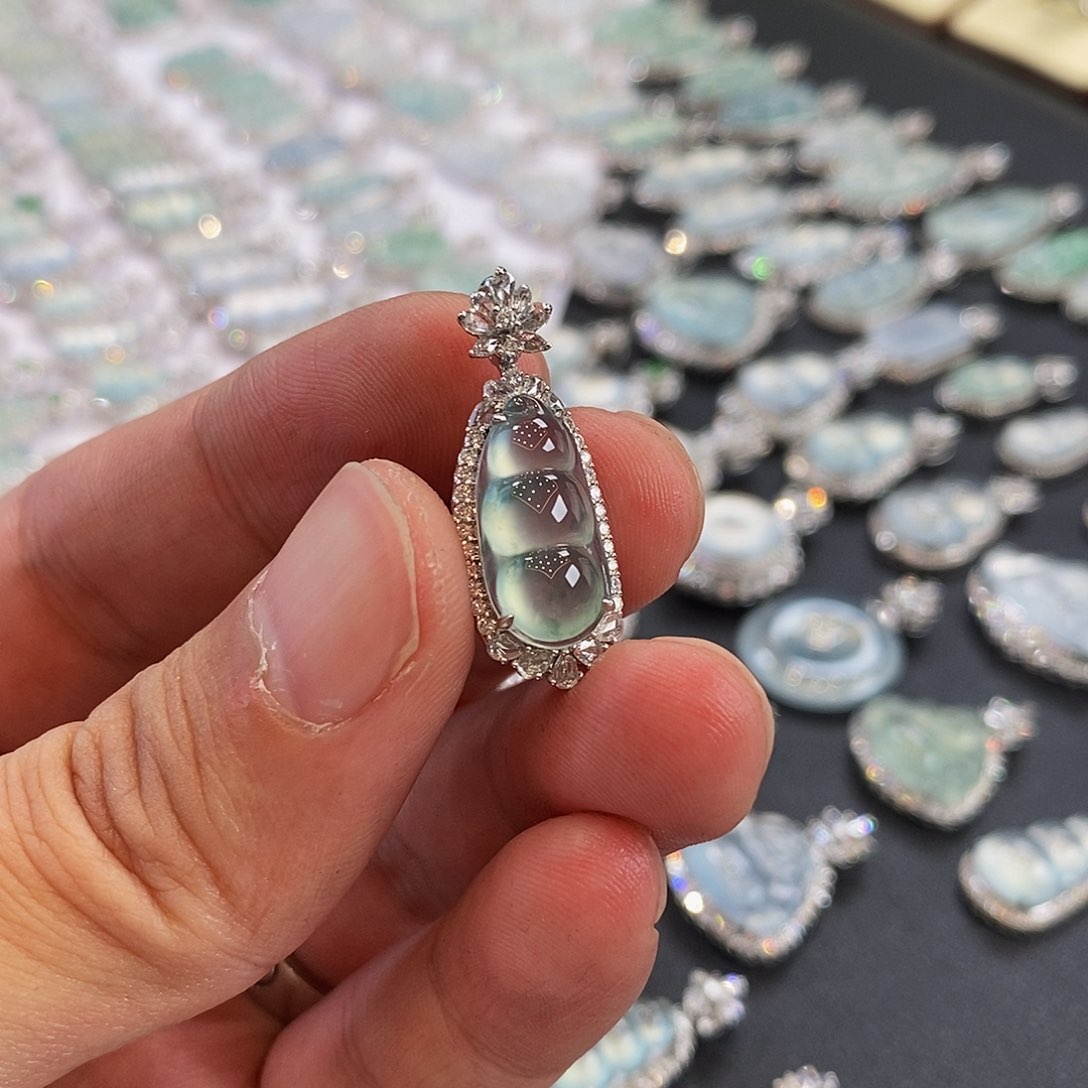 翡翠颈饰18K金镶嵌栗****）天然缅甸翡翠吊坠