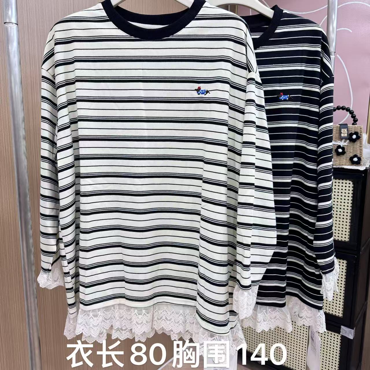  MOMO春款圆领腊肠犬刺绣蕾丝拼接T恤25300