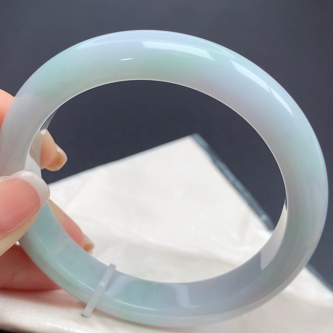 翡翠手镯未镶嵌61圈口