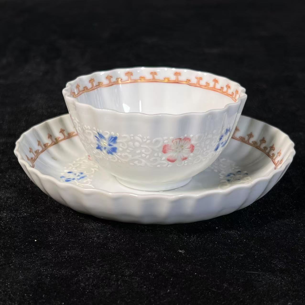 清雍正 Lot11: 粉彩花卉纹菊瓣形杯碟 D：8.8cm；13.5cm